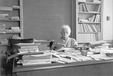 Einstein työpöytänsä ääressä