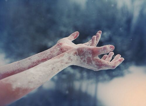 jäätyneet kädet