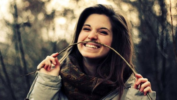 nainen pitää hauskaa