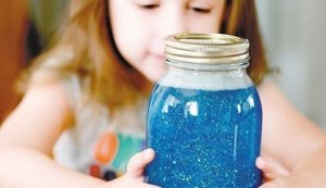 Rauhoittumispurkki: glitterinen, aistinvarainen lelu rauhoittamaan lastasi