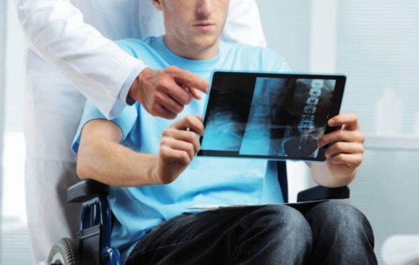 potilas ja lääkäri katsovat röntgenkuvaa