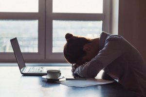 6 negatiivisuudesta riippuvaisten ihmisten piirrettä