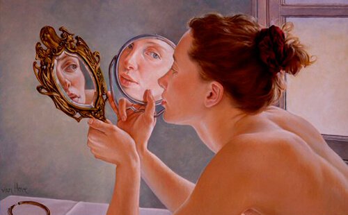 nainen katsoo itseään peilistä