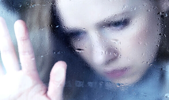 tyttö märän ikkunan takana