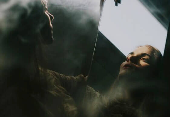 nainen tarkastelee emotionaalista riippuvuutta