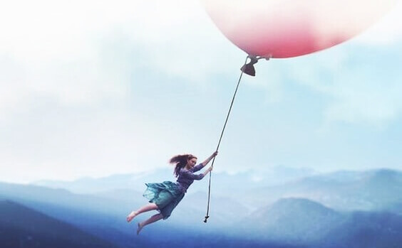 nainen lentää ilmapallolla