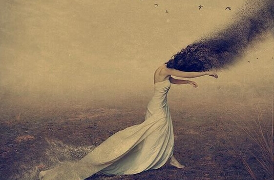 naisen hiukset katoavat kuin tuhka tuuleen