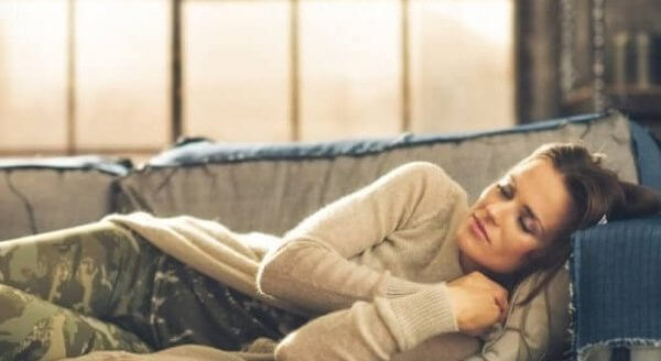 nainen nukkuu sohvalla