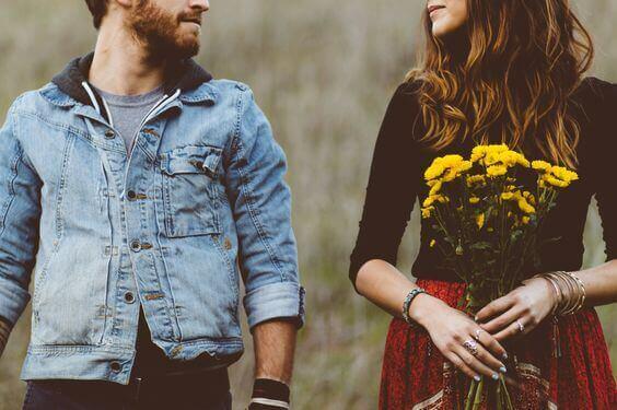 pariskunta miettii ovatko menneet menneitä