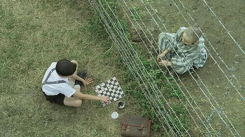 pojat pelaavat shakkia elokuvassa poika raidallisessa pyjamassa