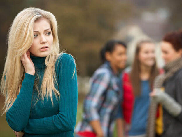 tyttö jäi porukan ulkopuolelle
