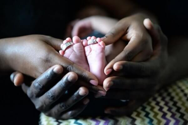 vauvan jalat vanhempien käsissä