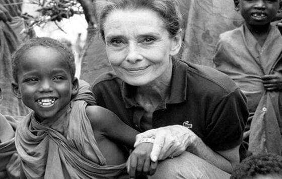 Audrey Hepburn auttamassa lapsia Afrikassa