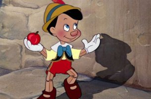 pinokkiolla on omena kädessään