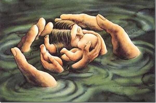 äiti ja vauva vedessä isoissa käsissä