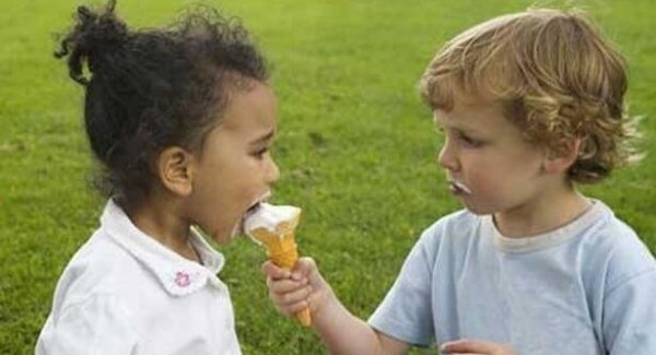 poika tarjoaa jäätelöään tytölle