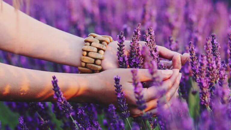 nainen hyväilee kukkia