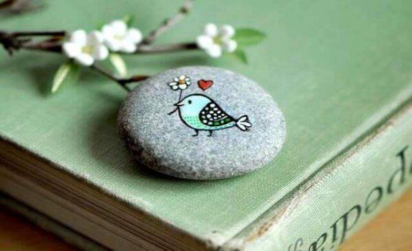 lintu maalattu kiveen