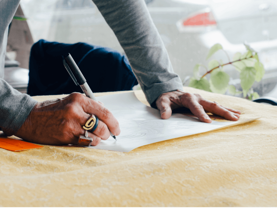 vanha ihminen piirtää