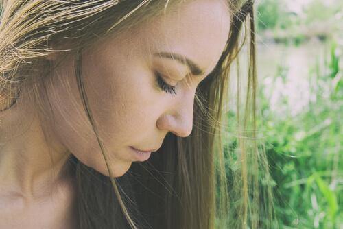 nainen on hieman allapäin