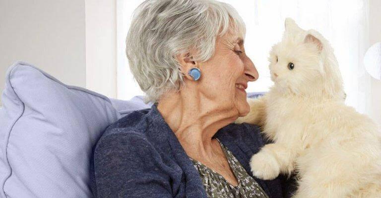 vanha nainen ja kissa