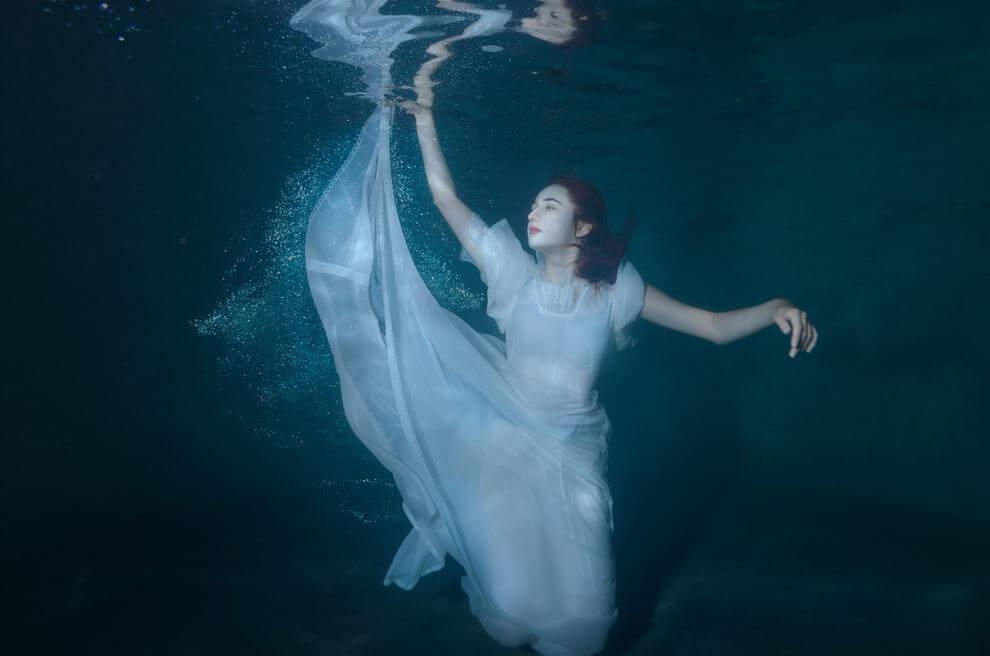 nainen on veden alla