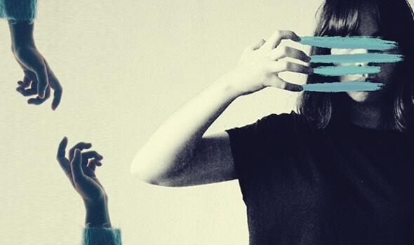 nainen vetää viivat kasvojensa päälle