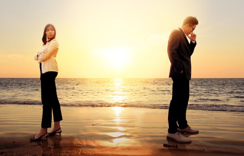 mies ja nainen rannalla erossa
