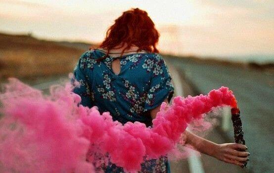 tyttö ja vaaleanpunainen savu
