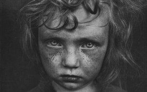 5 piirrettä, jotka liittyvät lapsuuden traumoihin