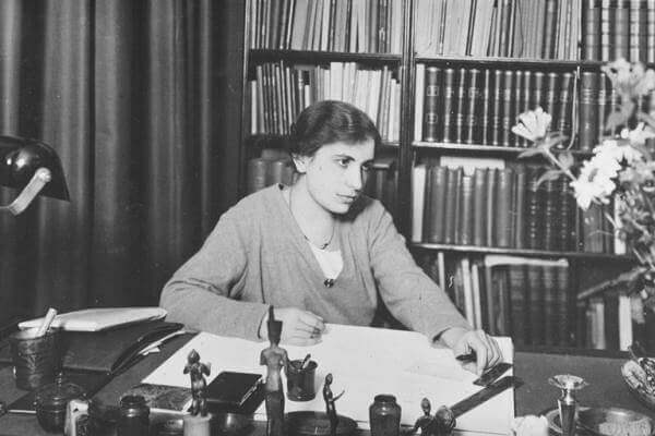 Anna Freud työhuoneessaan