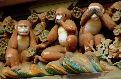 kolme viisasta apinaa ja tarinan opetus