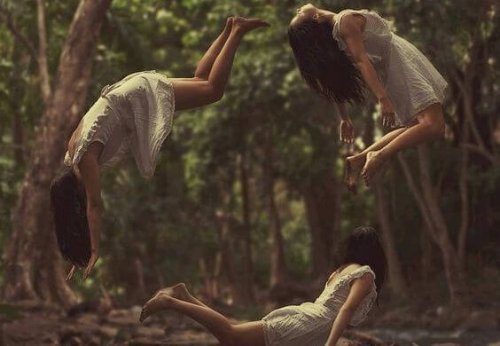 nainen on kolminkertaistunut ja hän leijuu ilmassa