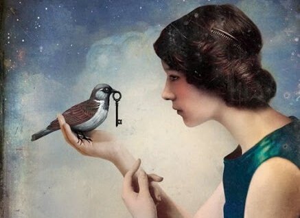 naisella on lintu ja linnulla on avain
