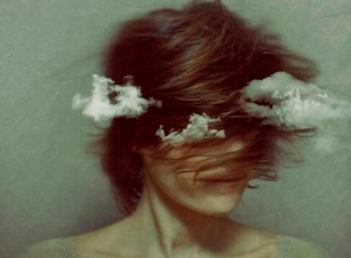 naisen pään ympärillä pyörii pilviä