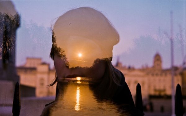 naisen varjo kaupungin päällä