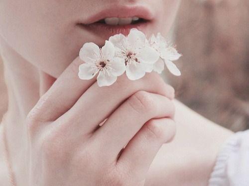 kukat naisen huulilla