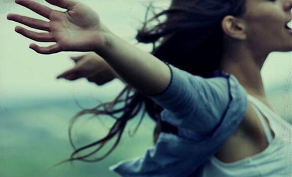 vapaudesta nauttiva nainen