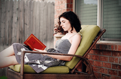 nainen lukee kirjaa