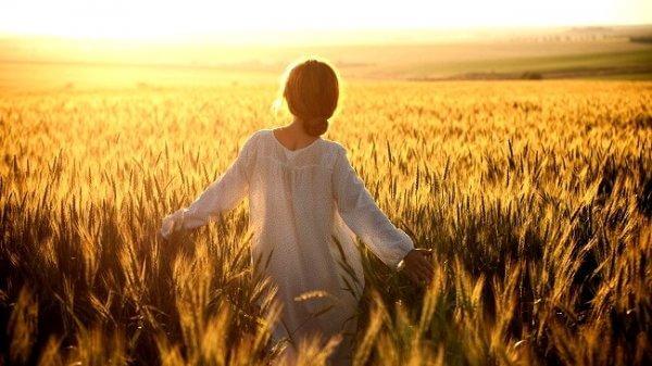 nainen viljapellolla