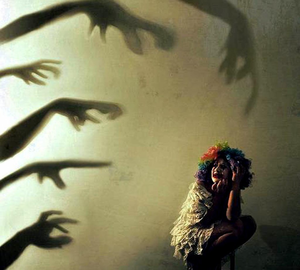 kädet tavoittelevat pelleksi pukeutunutta naista