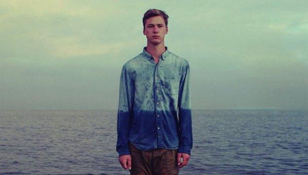 miehen paita ja housut ovat litimärät