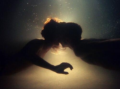 suudelma veden alla