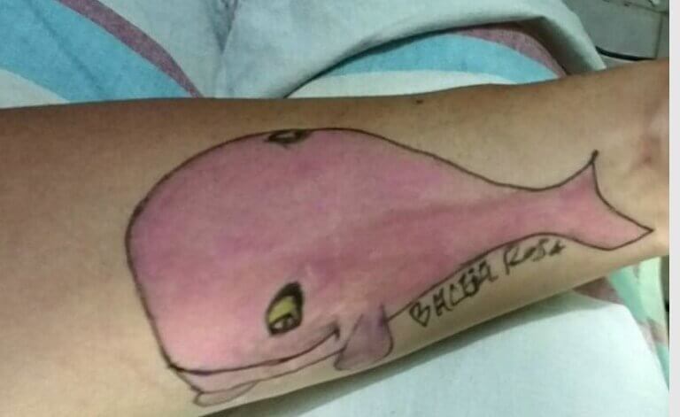 vaaleanpunainen valas -tatuointi