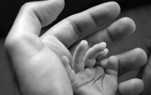 iso käsi ja vauvan käsi