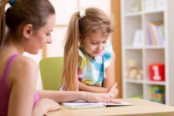 nainen opettaa tyttöä