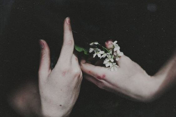 kädet ja kukat
