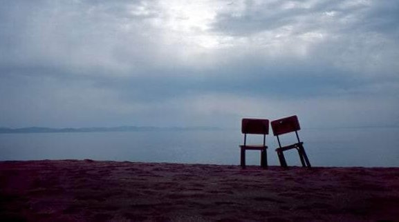 tyhjät tuolit rannalla