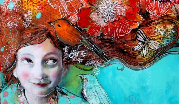 tytön hiuksissa on kukkia, lintuja, perhosia