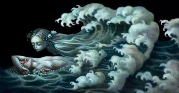 naisen hiukset ovat veden aallot